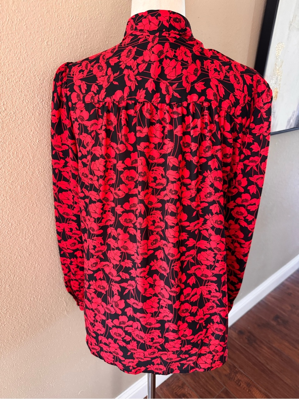 Who What Wear Red Floral Tie-Neck Blouse on Black - Picture 6 of 11